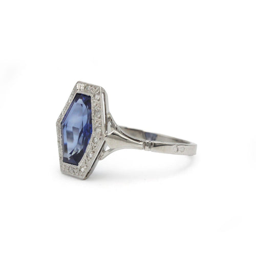 54 Art déco - Bague en or 750, diamants et saphir synthétique 58 Facettes SA051