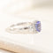 57 Bague entourage en or blanc 18K avec tanzanite et diamants 58 Facettes 3230-3