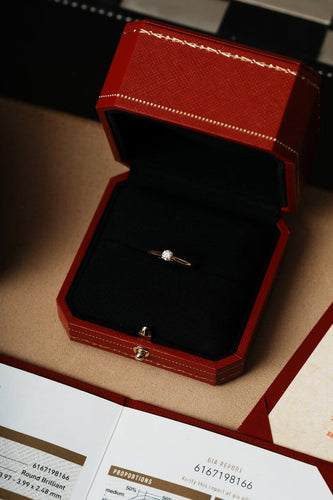 48 Cartier 1895 - Bague solitaire en or jaune et diamant 58 Facettes Cartier YG
