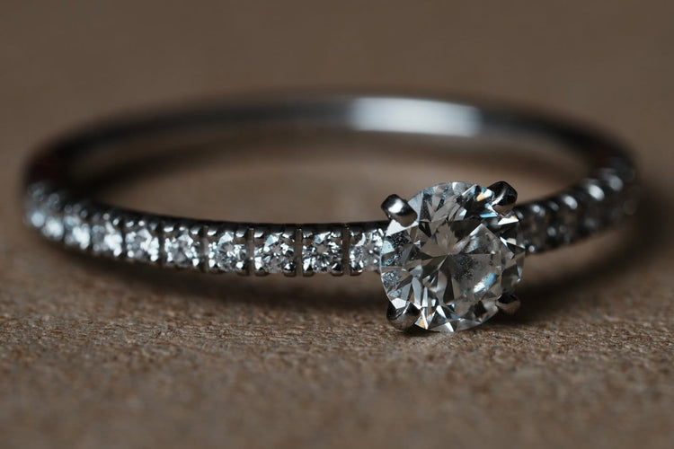 49 Cartier Étincelle - Bague solitaire en platine et diamants 58 Facettes Cartier 0.31