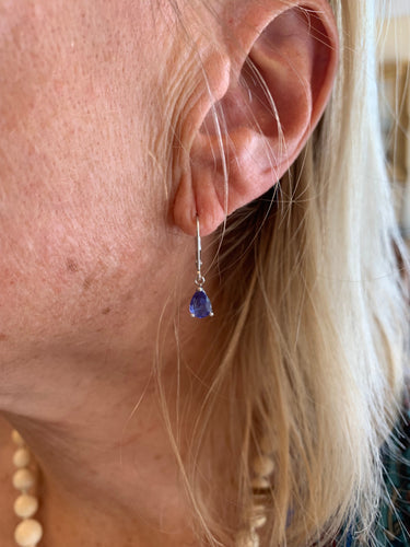 Boucles d'oreilles dormeuses en or gris 18 carats et tanzanites poire 58 Facettes