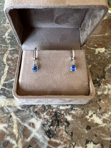 Boucles d'oreilles dormeuses en or gris 18 carats et tanzanites poire 58 Facettes