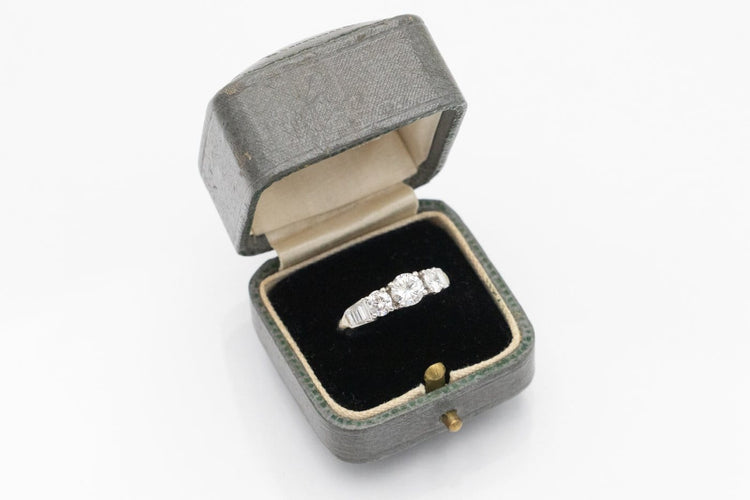 52 Bague en platine et diamants 1,30 ct 58 Facettes 13447