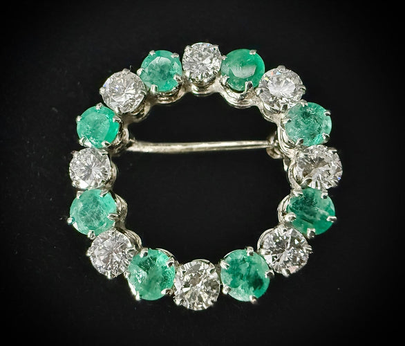 Broche cercle en or blanc, diamants et émeraudes naturelles 58 Facettes broche 1
