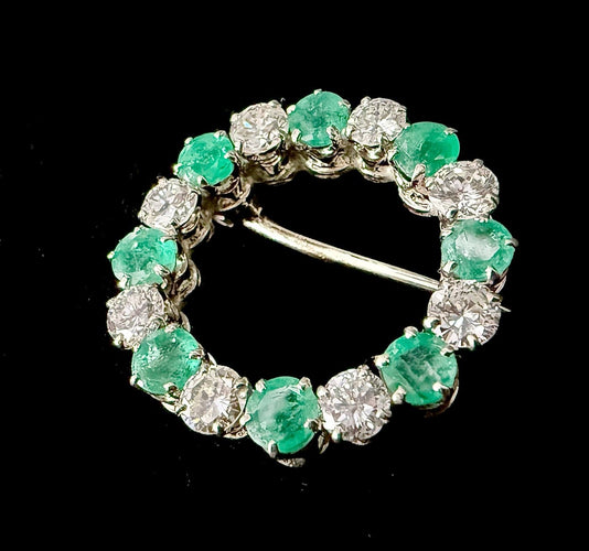 Broche cercle en or blanc, diamants et émeraudes naturelles 58 Facettes broche 1