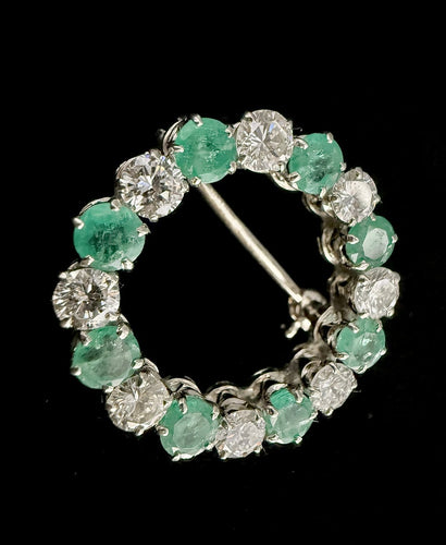 Broche cercle en or blanc, diamants et émeraudes naturelles 58 Facettes broche 1