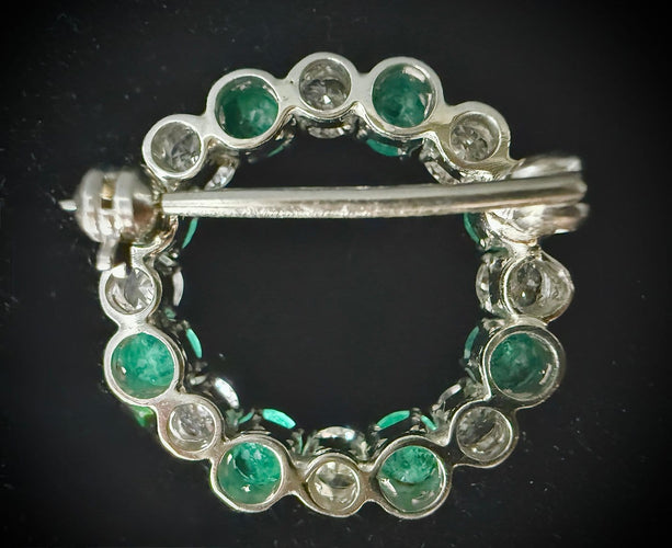 Broche cercle en or blanc, diamants et émeraudes naturelles 58 Facettes broche 1