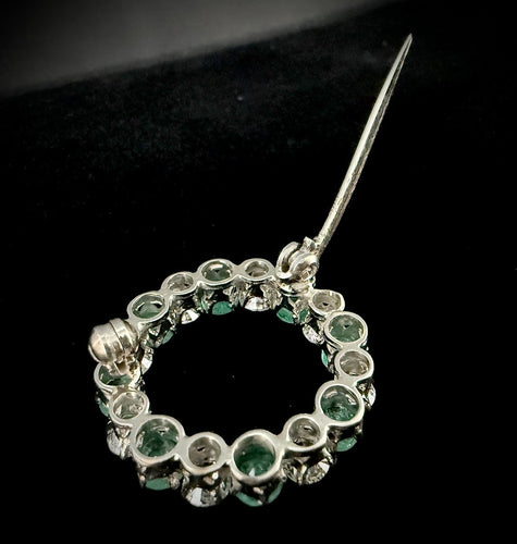 Broche cercle en or blanc, diamants et émeraudes naturelles 58 Facettes broche 1