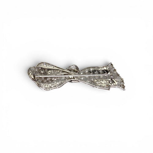 Broche nœud en platine, diamants et onyx 58 Facettes