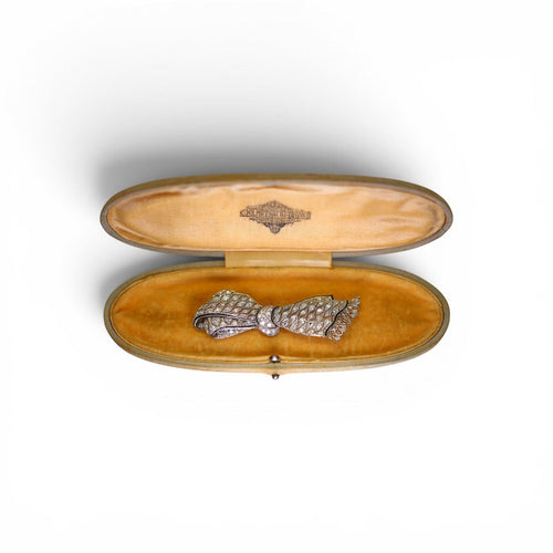 Broche nœud en platine, diamants et onyx 58 Facettes