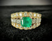 46.5 Bague en or jaune et blanc, émeraude et diamants 58 Facettes Bague 01
