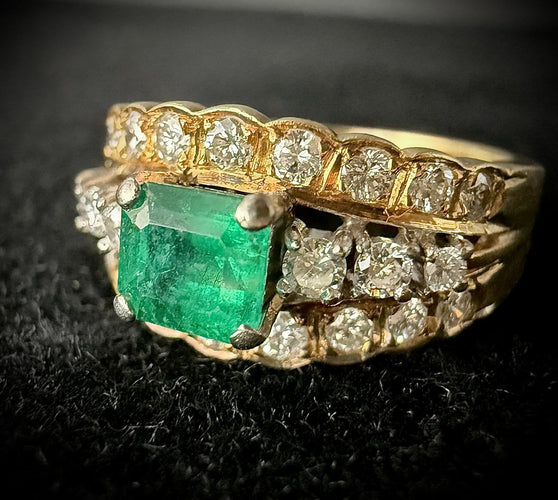 46.5 Bague en or jaune et blanc, émeraude et diamants 58 Facettes Bague 01