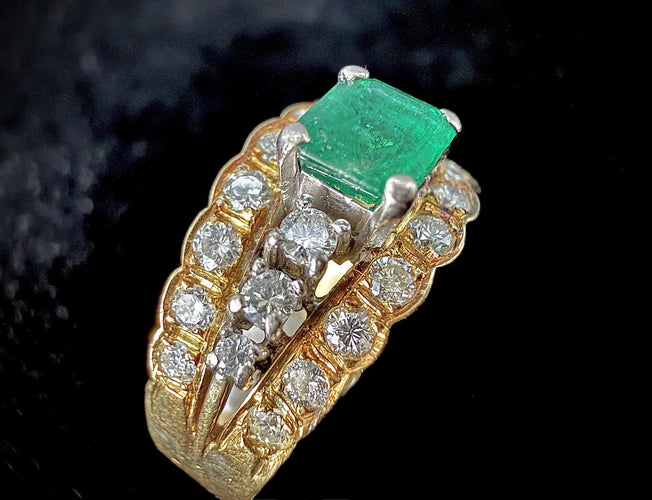 46.5 Bague en or jaune et blanc, émeraude et diamants 58 Facettes Bague 01
