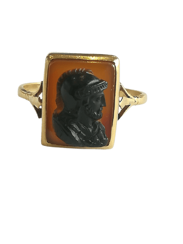 55 Bague ancienne en or jaune et agate guerrier grec 58 Facettes 01379