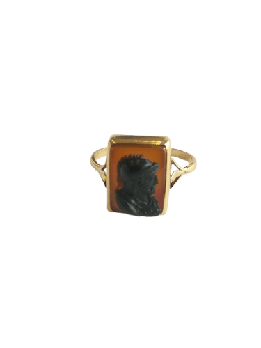 55 Bague ancienne en or jaune et agate guerrier grec 58 Facettes 01379