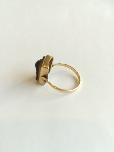 55 Bague ancienne en or jaune et agate guerrier grec 58 Facettes 01379