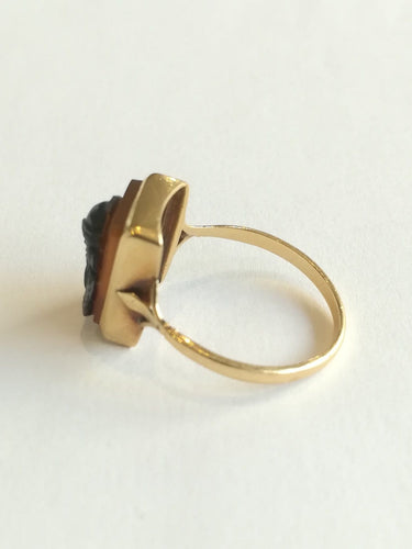 55 Bague ancienne en or jaune et agate guerrier grec 58 Facettes 01379