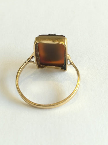 55 Bague ancienne en or jaune et agate guerrier grec 58 Facettes 01379