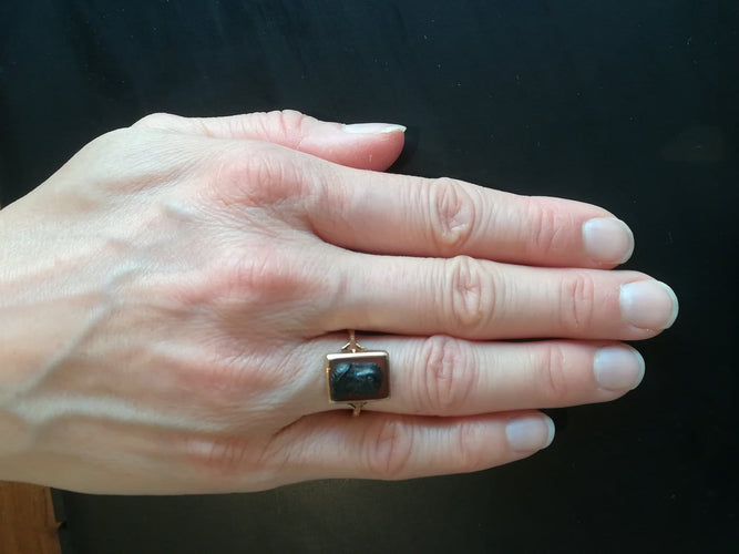 55 Bague ancienne en or jaune et agate guerrier grec 58 Facettes 01379