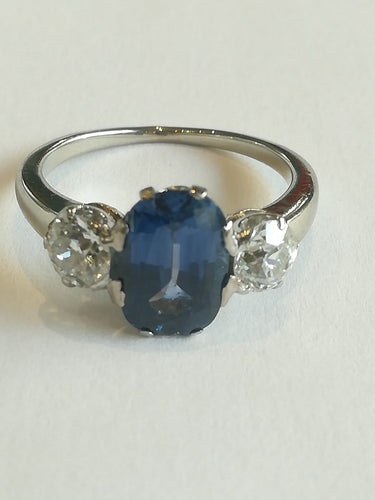 54 Bague en or blanc avec saphir et diamants 58 Facettes 01377
