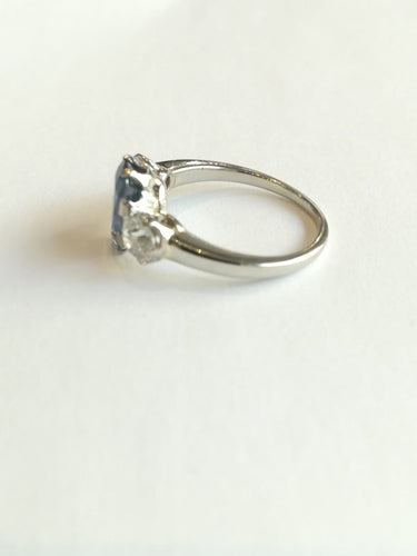 54 Bague en or blanc avec saphir et diamants 58 Facettes 01377