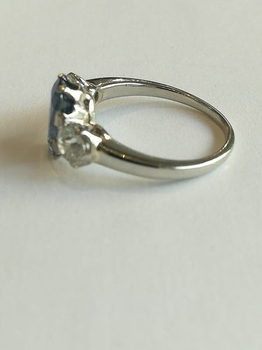 54 Bague en or blanc avec saphir et diamants 58 Facettes 01377