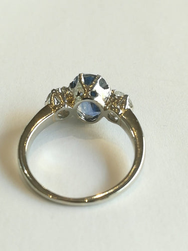 54 Bague en or blanc avec saphir et diamants 58 Facettes 01377