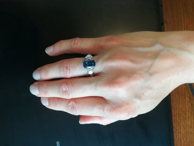 54 Bague en or blanc avec saphir et diamants 58 Facettes 01377
