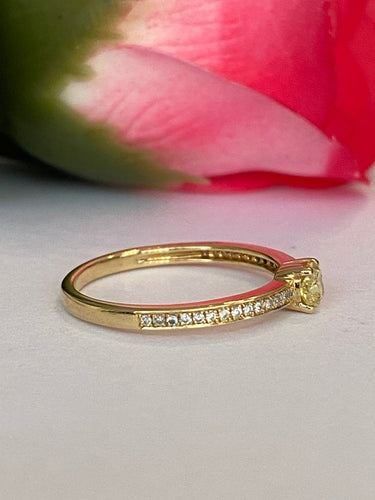 Bague 54 Bague solitaire en or jaune 18K, diamant Fancy Intense Yellow et diamants 58 Facettes ring