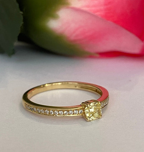 Bague 54 Bague solitaire en or jaune 18K, diamant Fancy Intense Yellow et diamants 58 Facettes ring