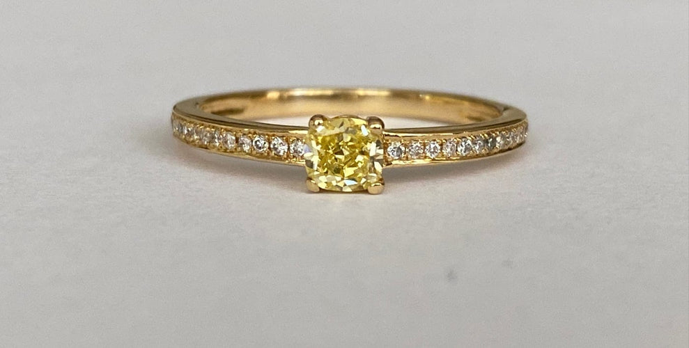 Bague 54 Bague solitaire en or jaune 18K, diamant Fancy Intense Yellow et diamants 58 Facettes ring