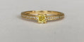 Bague 54 Bague solitaire en or jaune 18K, diamant Fancy Intense Yellow et diamants 58 Facettes ring