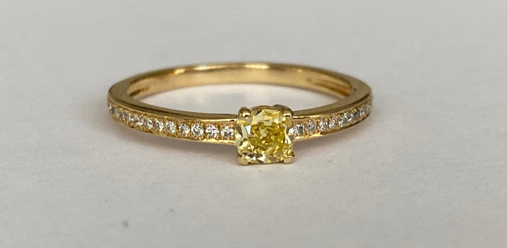 Bague 54 Bague solitaire en or jaune 18K, diamant Fancy Intense Yellow et diamants 58 Facettes ring