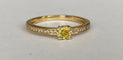 Bague 54 Bague solitaire en or jaune 18K, diamant Fancy Intense Yellow et diamants 58 Facettes ring