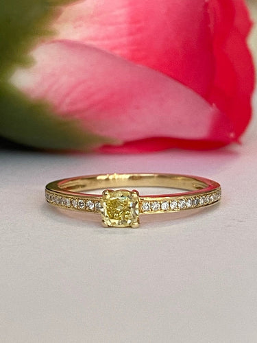 Bague 54 Bague solitaire en or jaune 18K, diamant Fancy Intense Yellow et diamants 58 Facettes ring
