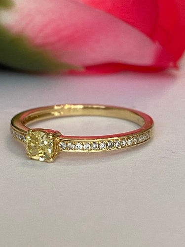 Bague 54 Bague solitaire en or jaune 18K, diamant Fancy Intense Yellow et diamants 58 Facettes ring