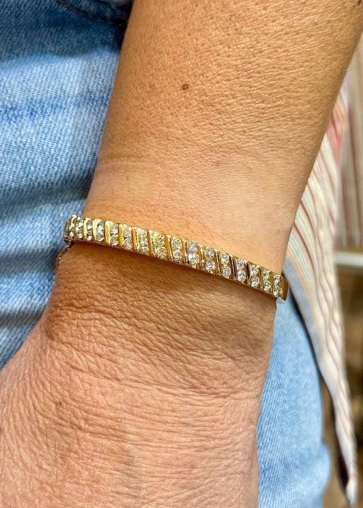 Bracelet jonc ouvrant en or jaune 18 carats et diamants 58 Facettes 90939