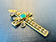 Pendentif Croix portugaise Art déco - Pendentif en or jaune et émeraude 58 Facettes P1622D