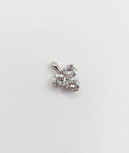 Pendentif trèfle vintage en or blanc 18k et diamants 58 Facettes A07586