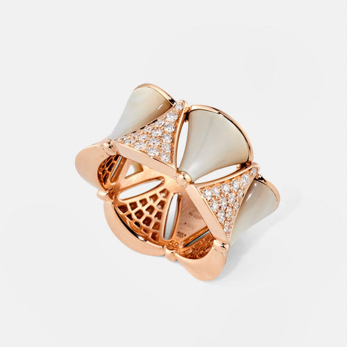 57 Bvlgari Diva's Dream - Bague en or rose, nacre et diamants 58 Facettes 307
