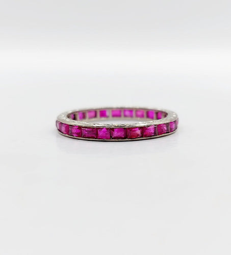 50 Alliance américaine Art déco - Bague éternité en or blanc 18k et rubis 58 Facettes A07600