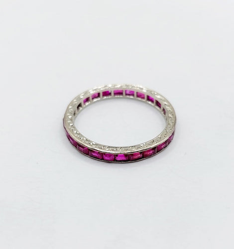 50 Alliance américaine Art déco - Bague éternité en or blanc 18k et rubis 58 Facettes A07600