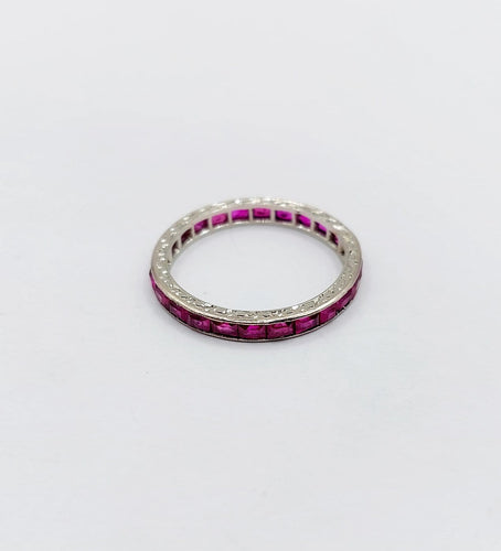 50 Alliance américaine Art déco - Bague éternité en or blanc 18k et rubis 58 Facettes A07600