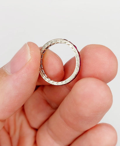 50 Alliance américaine Art déco - Bague éternité en or blanc 18k et rubis 58 Facettes A07600