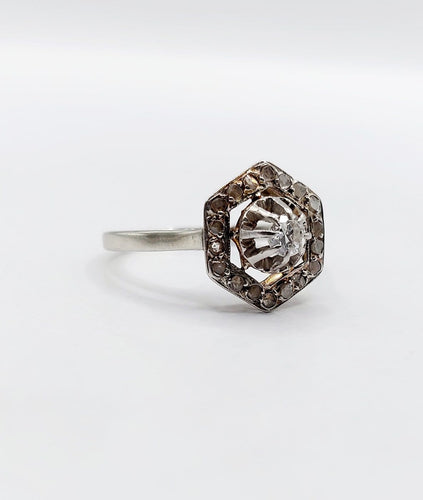 51 Art déco - Bague géométrique en or blanc, platine et diamants 58 Facettes A07610