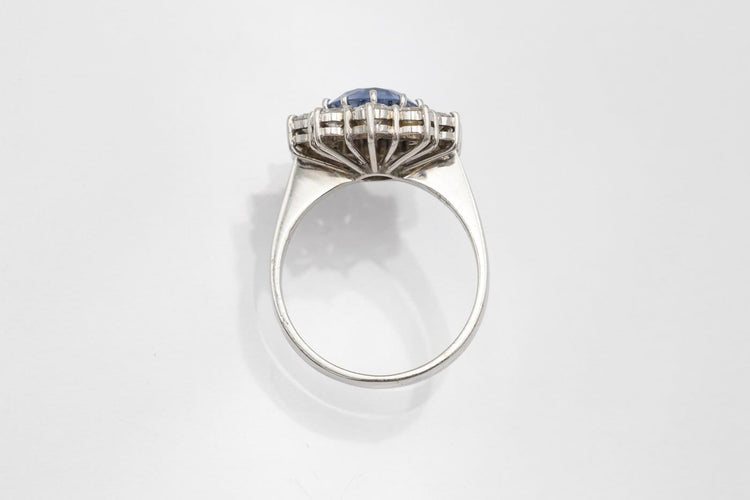 58 Bague en or blanc avec saphir naturel non traité et diamants 58 Facettes 13492
