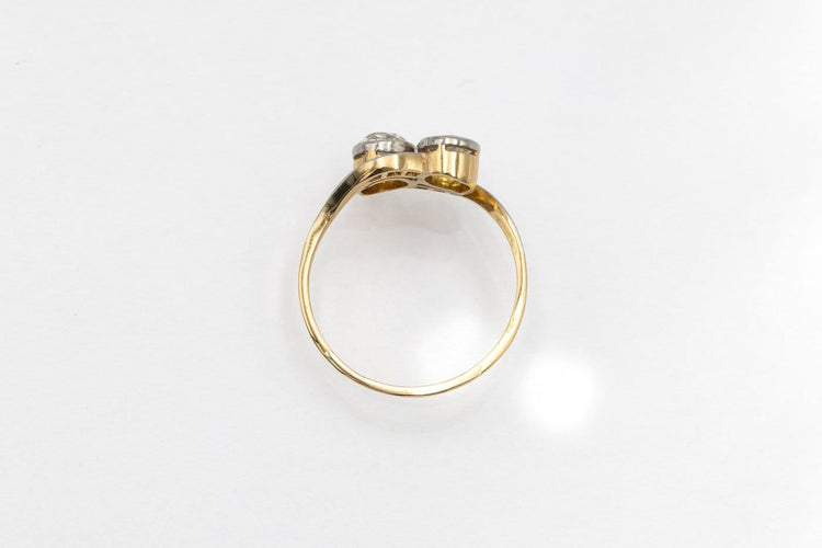 56 Toi et Moi - Bague ancienne en or jaune, platine et diamants 58 Facettes 13501