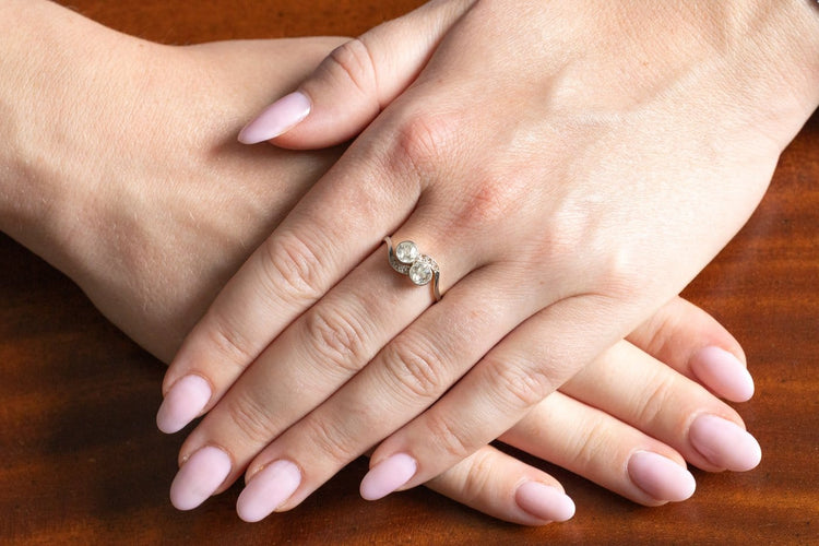 56 Toi et Moi - Bague ancienne en or jaune, platine et diamants 58 Facettes 13501