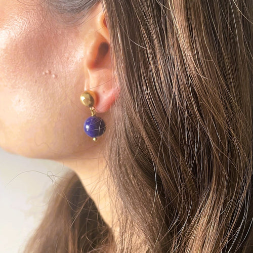 BO pendantes or jaune et perles de lapis lazuli_portées.jpeg