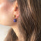 BO pendantes or jaune et perles de lapis lazuli_portées.jpeg